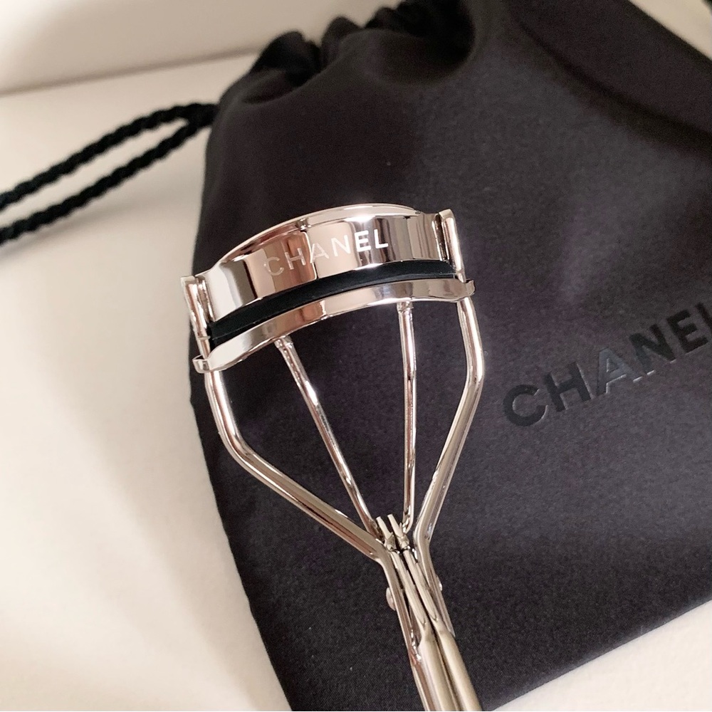 Hold NWOT Chanel eyelash curler with drawstring dust pouch - Picture 4 of 16
